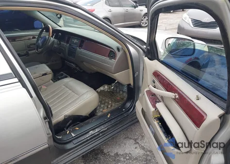 2003 Lincoln Town Car Signature z USA, uszkodzony, nr VIN 1LNHM82W23Y604044